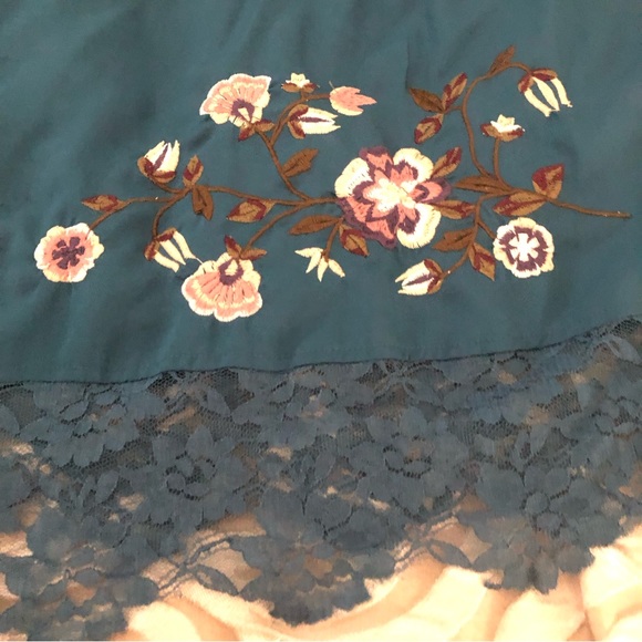 Cold Shoulder Floral Embroidered Jessica Simpson Blouse Size 2X - Picture 3 of 8